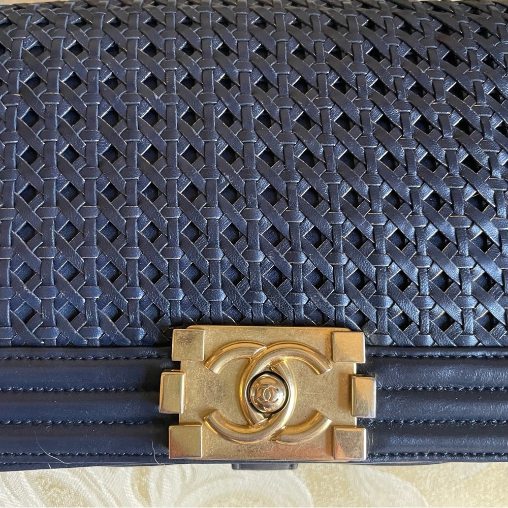 CHANEL Navy Woven Crossbody Bag with Gold Chain - Picture 8 of 15